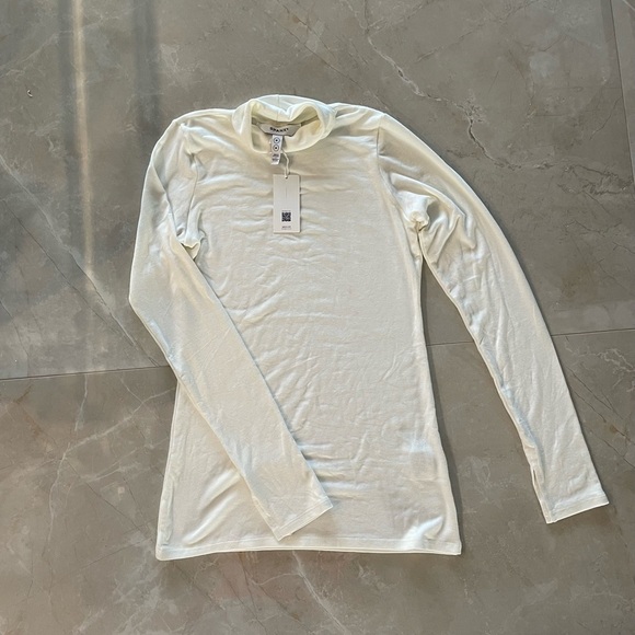 SPANX Turtleneck Size Medium Creamy Color Long Sleeve Seamless Soft Blend Fabric - Picture 1 of 6